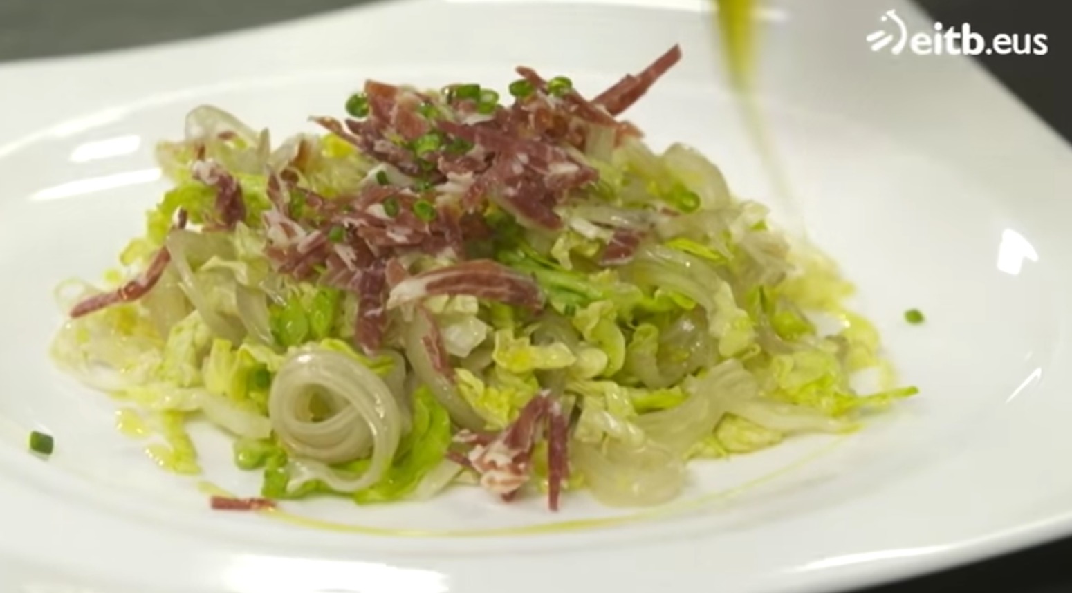 Ensalada de cardo rizado con cogollos y jamón combinado con huevos revueltos con jamón